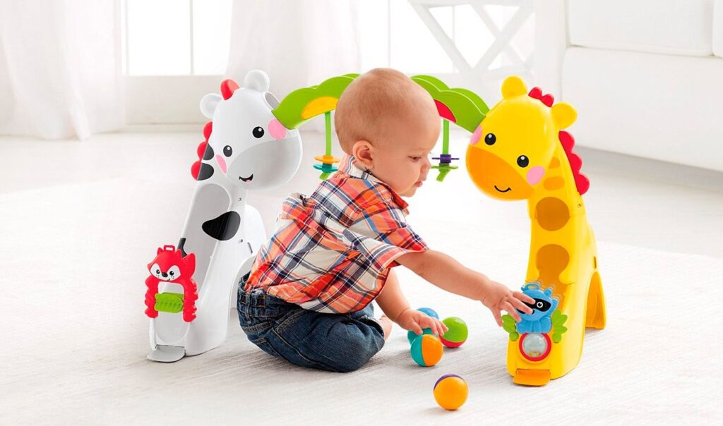 9 идей, что подарить на первый день рождения: с любовью и пользой