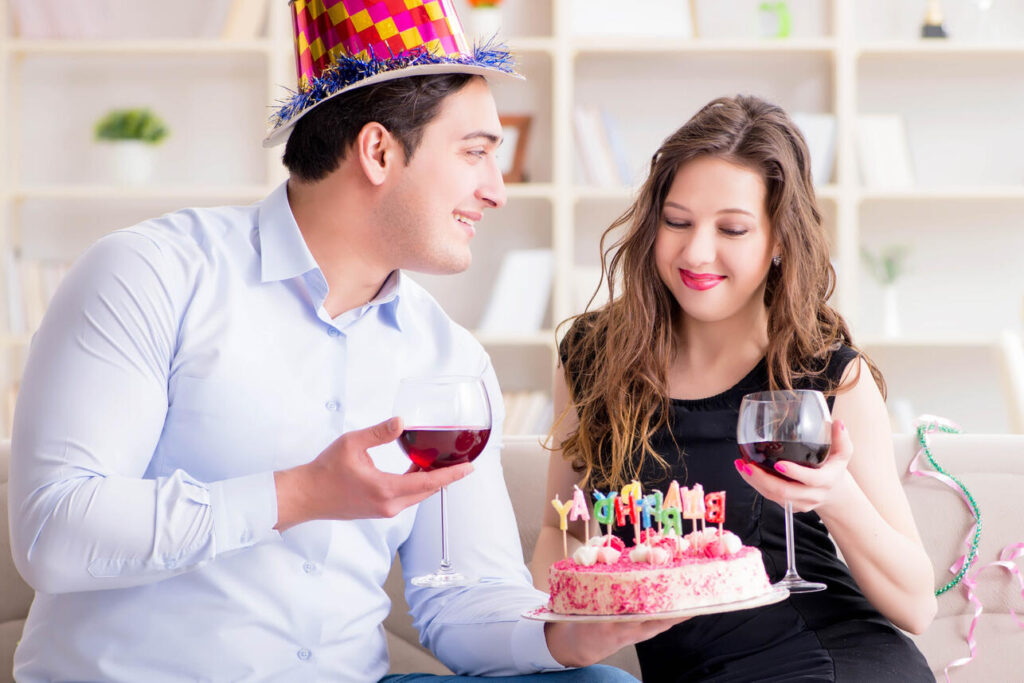 Що подарувати брату від сестри та як незабутньо привітати: поради, ідеї, натхнення