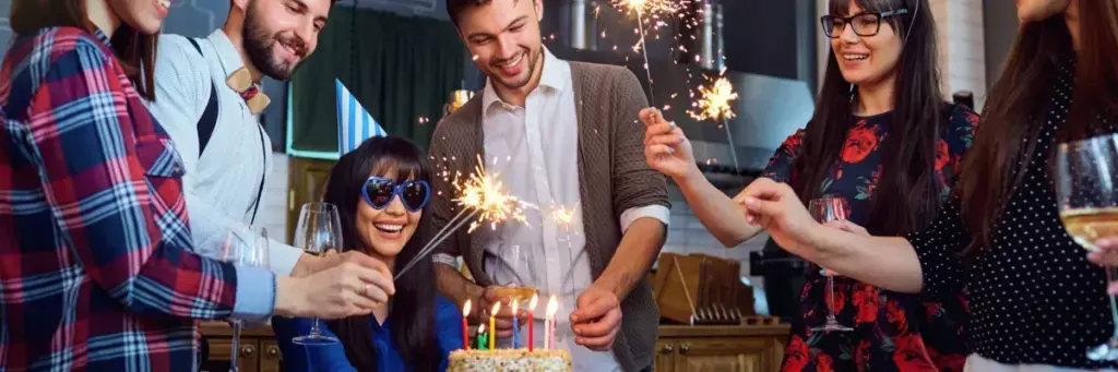 Что подарить брату от сестры и как незабываемо поздравить: советы, идеи, вдохновение