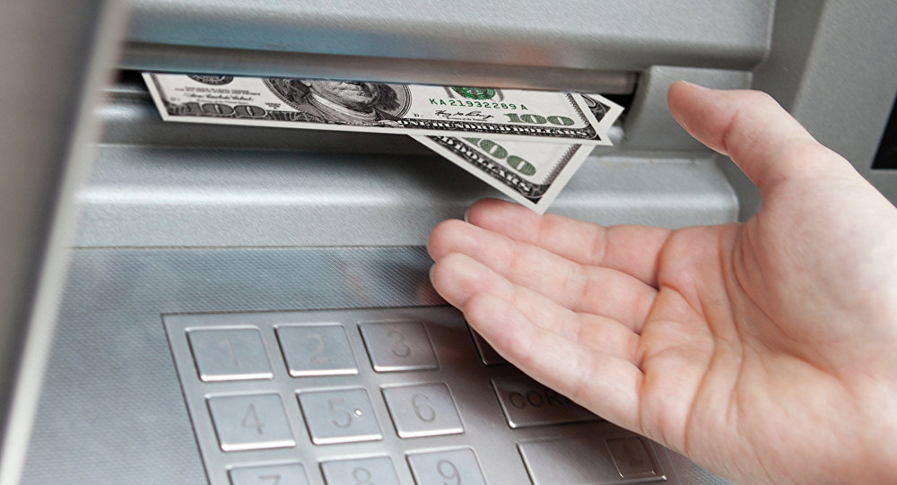 Сколько денег можно снять в банкомате ПриватБанка: лимиты, правила и советы