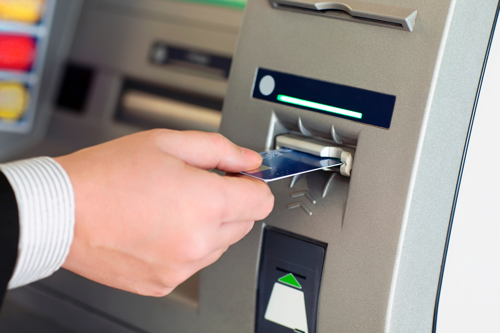 Скільки грошей можна зняти в банкоматі ПриватБанку: ліміти, правила та поради