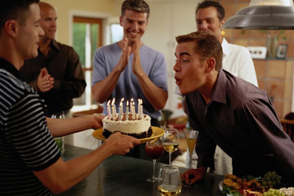 Як оригінально привітати брата та що йому подарувати на День Народження