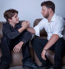 Как оригинально поздравить брата и что ему подарить на День Рождения