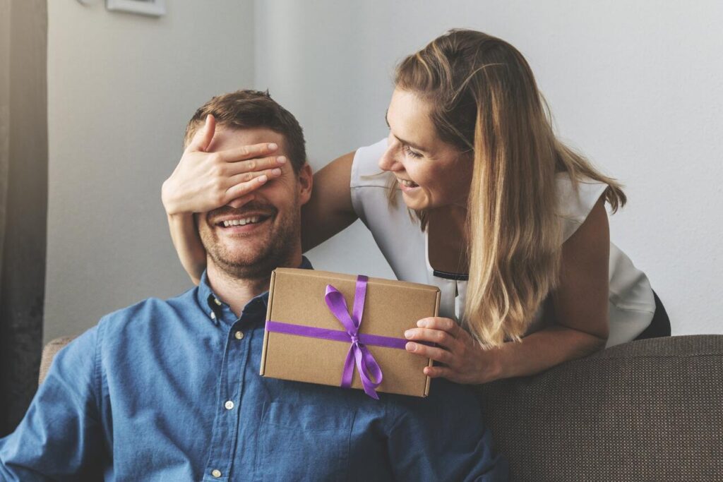 Що подарувати брату від сестри та як незабутньо привітати: поради, ідеї, натхнення