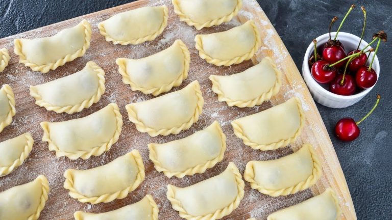 Тісто на вареники: базовий рецепт, варіанти та секрети еластичності